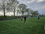 Training S.K.N.W.K. JO19-1 van donderdag 25 april 2024 (1/120)